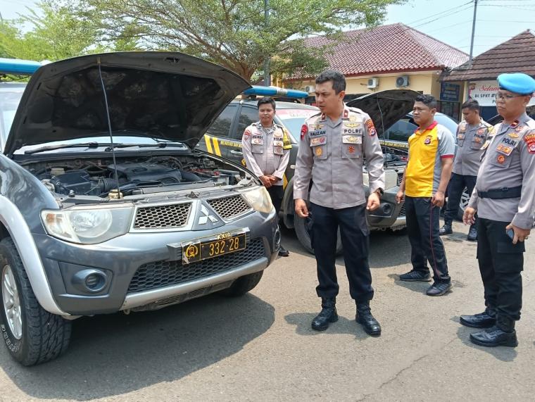 Wakapolres Serang Kompol Fauzan Afifi melakukan pemeriksaan kendaraan dinas milik Polsek jajaran