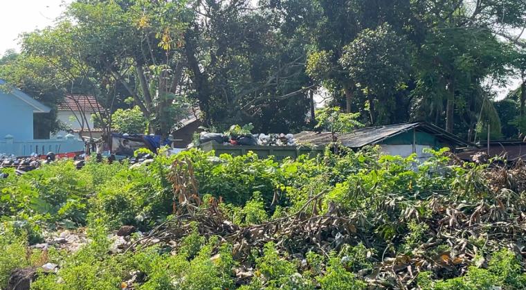 Lahan kosong yang dijadikan tempat pembuangan sampah