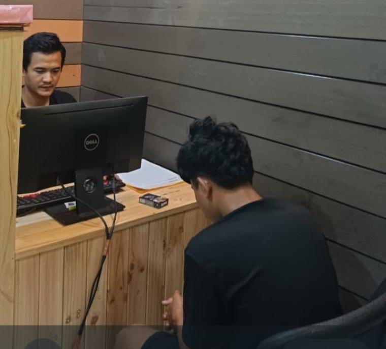 Pelaku pengedar obat keras dilakukan pemeriksaan oleh kepolisian (Foto: Humas Polres Serang)