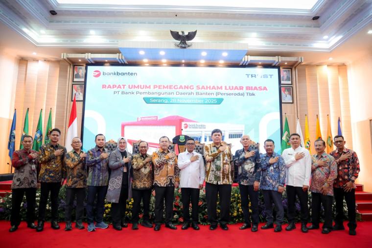 Gubernur Banten Andra Soni usai Rapat Umum Pemegang Saham Luar Biasa Bank Banten