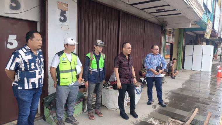 Kepala DPUPR Kota Serang Iwan saat memantau pembangunan pedestrian royal
