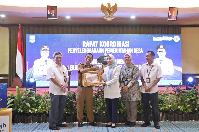 Bupati Serang saat menerima penghargaan (ist)
