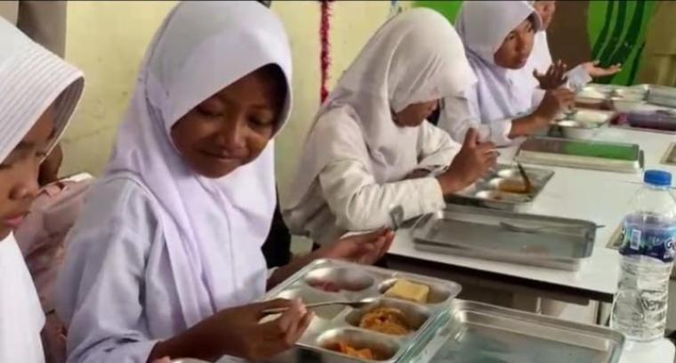 Para siswa saat menerima makan bergizi gratis