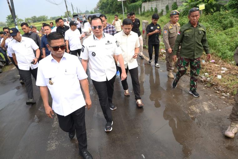 Gubernur Banten Andra Soni saat meninjau frontage Unyur