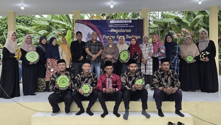 Plt. Kadisparpora Kota Serang Zeka Bachdi saat membuka Panggung Pariwisata Rampung