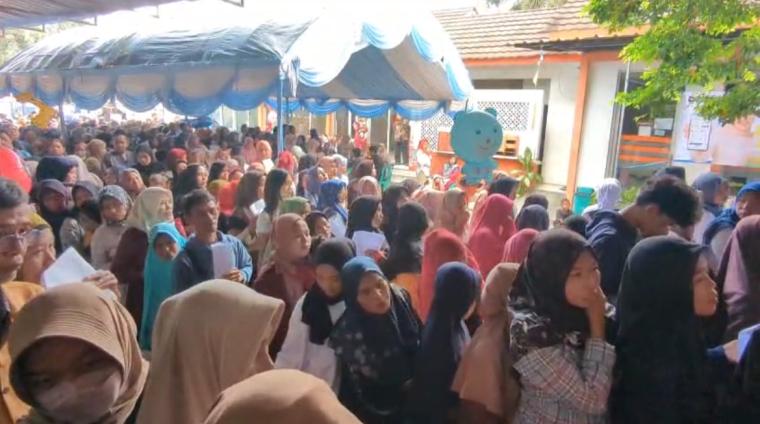 Antrean warga Kota Serang saat mengambil BLT