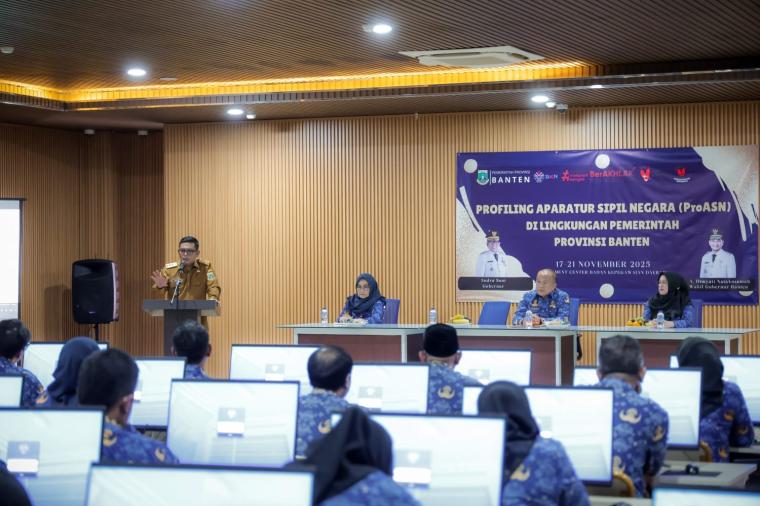 Gubernur Banten Andra Soni saat memberikan arahan