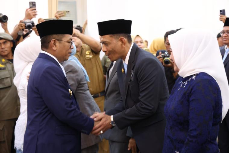Gubernur Banten Andra Soni saat bersalaman dengan pejabat eselon II pasca dilantik (Foto: Adpim Banten)