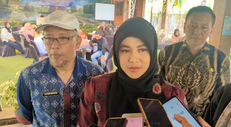 Ketua TP PKK Kota Serang Arfina Rustandi saat diwawancara