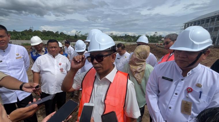 Gubernur Banten Andra Soni saat diwawancarai