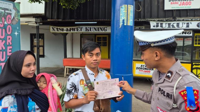 Anggota Ditlantas Polda Banten saat menindak pelanggar lalu lintas