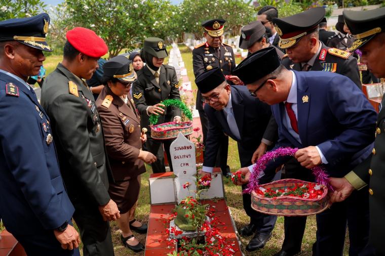 Gubernur Banten Andra Soni saat tabur bunga di Makam Pahlawan Ciceri