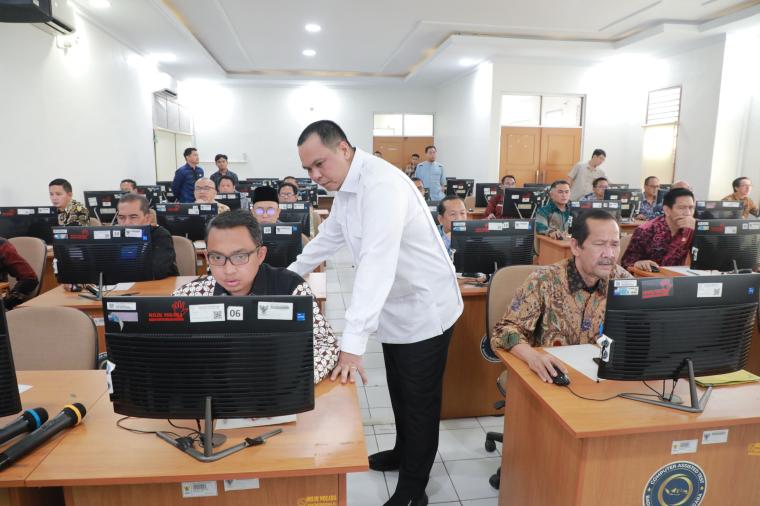 Wali Kota Serang Budi saat memantau proses Tes CACT