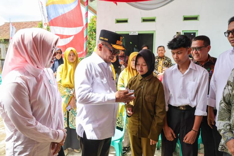 Gubernur Banten Andra Soni saat meninjau MBG di SMK Prawira Pandeglang (Foto: Adpimpro Banten)