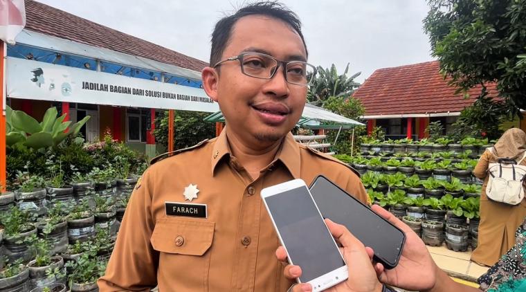 Kepala DLH Kota Serang Farach saat diwawancari