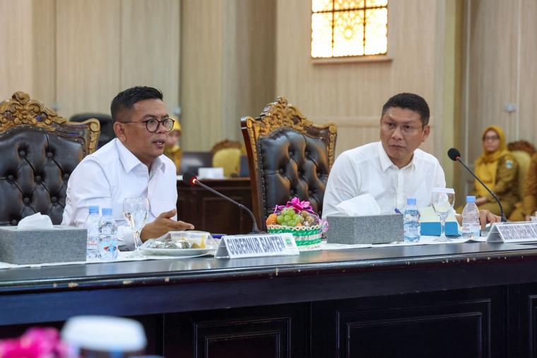 Gubernur Banten Andra Sini saat memimpin rapat di Pendopo Gubernur