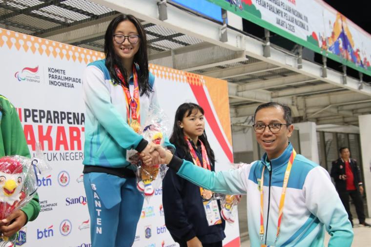 Kepala Dinas Kepemudaan dan Olahraga (Dispora) Provinsi Banten Ahmad Syaukani saat memberi selamat kepada atlet yang raih medali (ist)