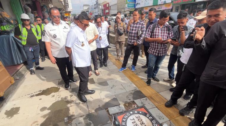 Gubernur Banten Andra Soni saat meninjau pembangunan royal baroe