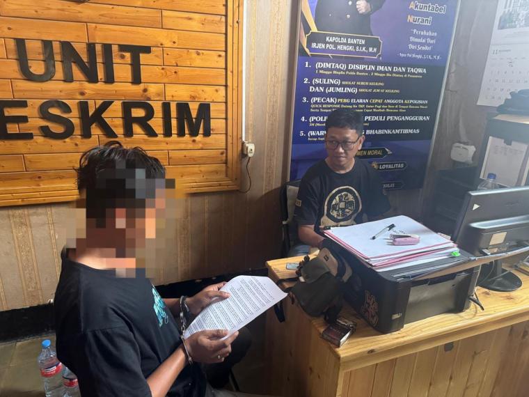 Salah satu pelaku saat menjalani pemeriksaan pihak kepolisian