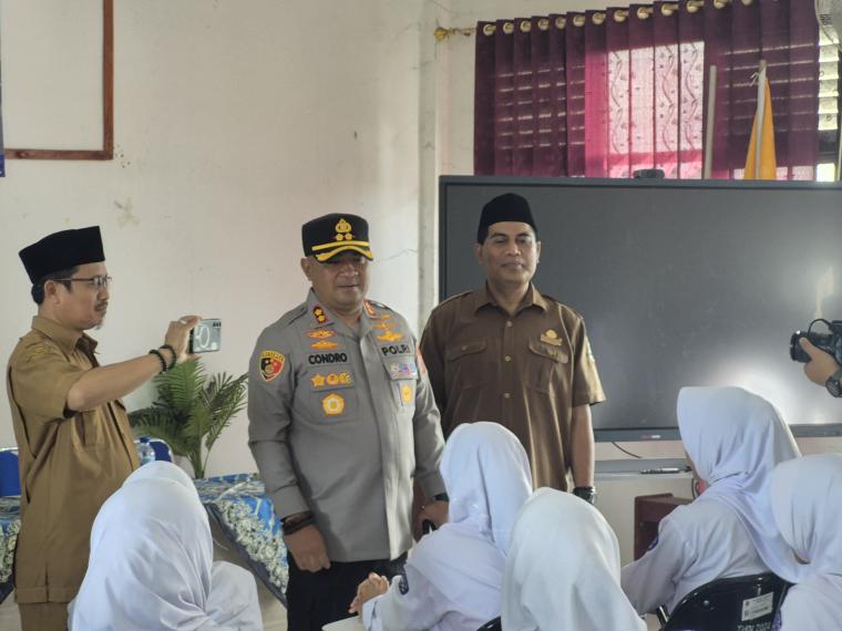 Kapolres Serang AKBP Condro saat berkomunikasi bersama para murid SMAN 1 Pontang