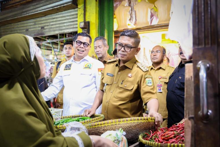 Gubernur Banten Andra Soni saat meninjau harga sembako di Pasar Ciruas, Serang Banten