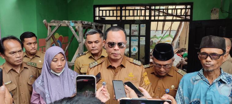 Wali Kota Serang Bud Rustandi saat diwawancarai awak media.