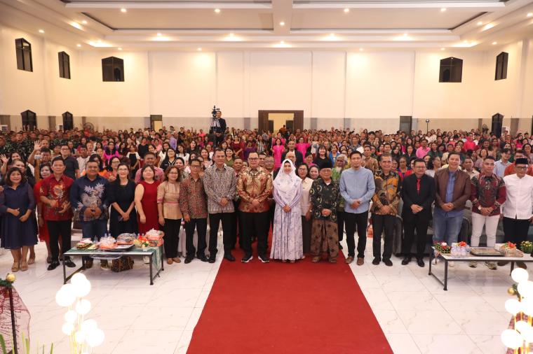 Wali Kota Serang Budi Rustandi bersama umat kristiani di Gedung Baladika