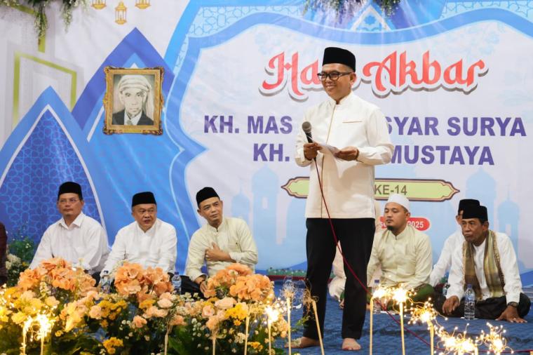 Gubernur Banten Andra Soni saat menghadiri haul KH Mas Abunasyar