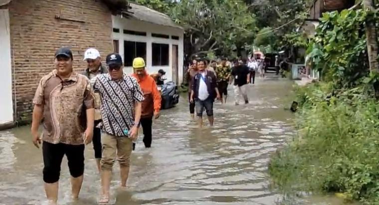 Banjir yang menerjang sejumlah wilayah di Kota Serang.