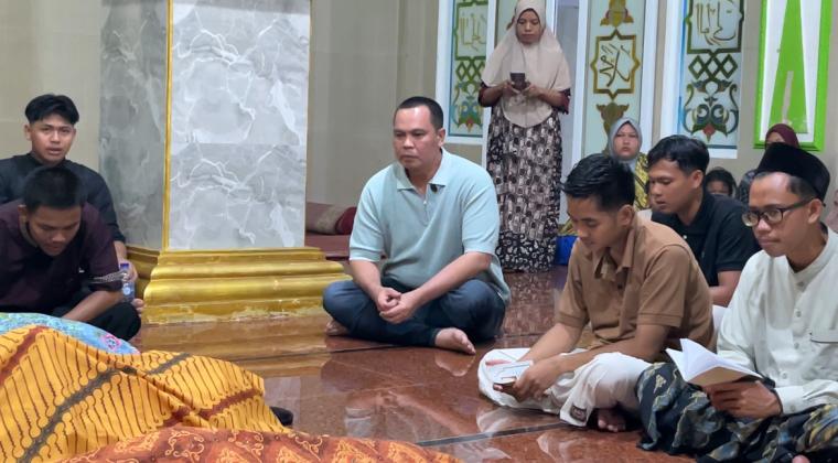 Wali Kota Serang Budi Rustandi saat takjiah dan ikut mendoakan jenazah tersambar petir