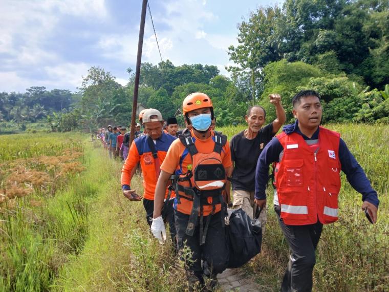 Petugas gabungan saat mengevakuasi korban hanyut