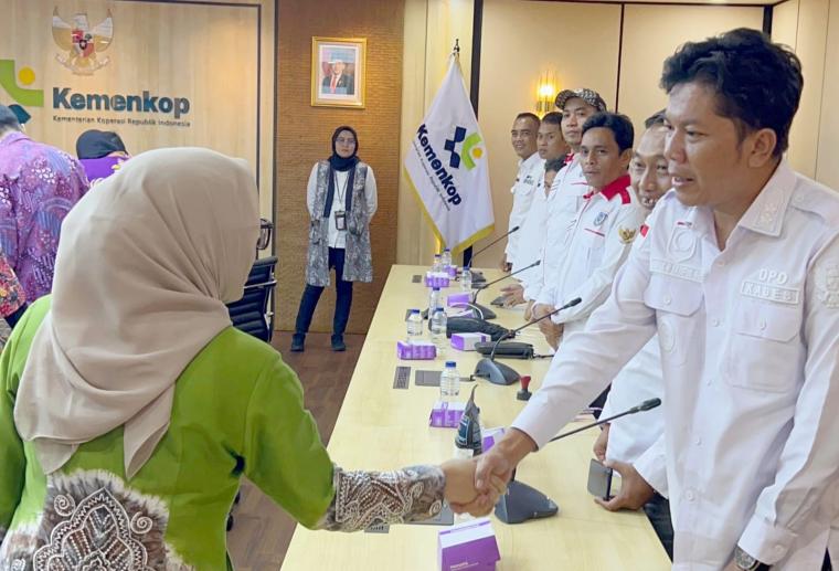Ketua Karteker DPD APDESI Merah Putih Provinsi Banten Rafik Rahmat Taufik, saat bersalaman dengan Wakil Menteri Koperasi Farida Farichah.