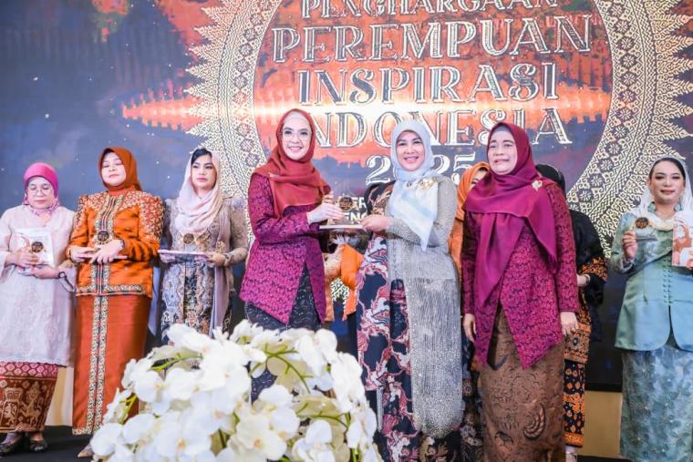 Arfina Rustandi saat menerima penghargaan