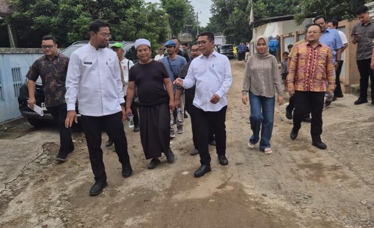 Gubernur Banten Andra Soni bersama DPUPR saat meninjau jalan