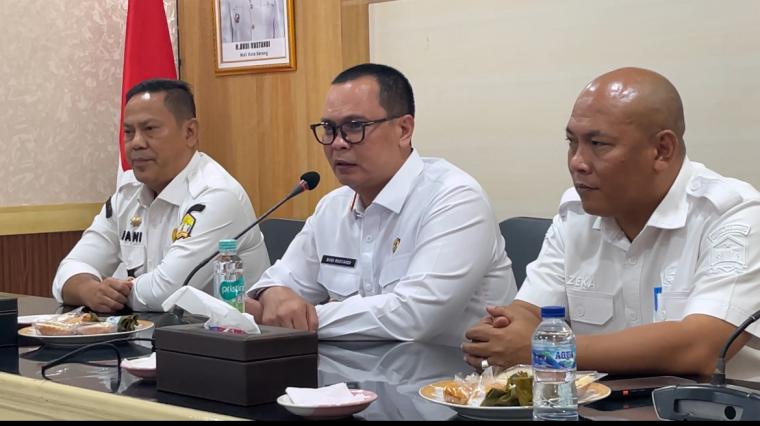 Wali Kota Serang Budi Rustandi (tengah)