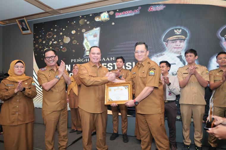 Wali Kota Serang Budi Rustandi saat memberikan penghargaan kepada pegawai.