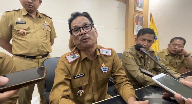 Sekda Kota Serang Nanang Saefudin saat diwawancarai wartawan.