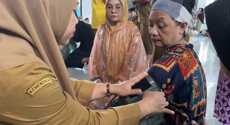Salah satu warga terdampak banjir di pengungsian Masjid di Perumahan Grand Sutera. (Foto: TitikNOL)