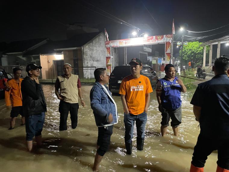 Wakil Wali Kota Serang Nur Agis saat meninjau banjir.