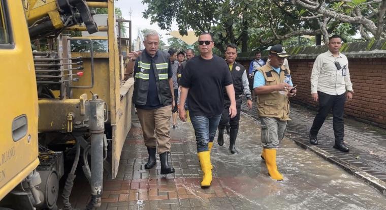 Wali Kota Serang Budi Rustandi bersama jajaran pada saat meninjau banjir di Kawasan Banten Lama.