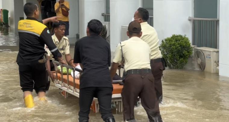 Petugas satpam RSUD Kota Serang saat membawa pasien dalam kondisi banjir.