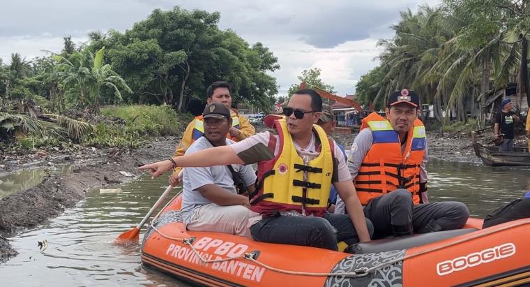 Wali Kota Serang Budi Rustandi bersama Wakil Wali Kota Serang Nur Agis menyusuri sungai di wilayah Banten Lama. (Foto: TitikNOL)