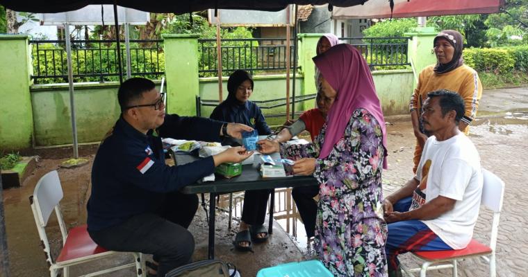 Korban banjir saat menjalani pemeriksaan kesehatan.