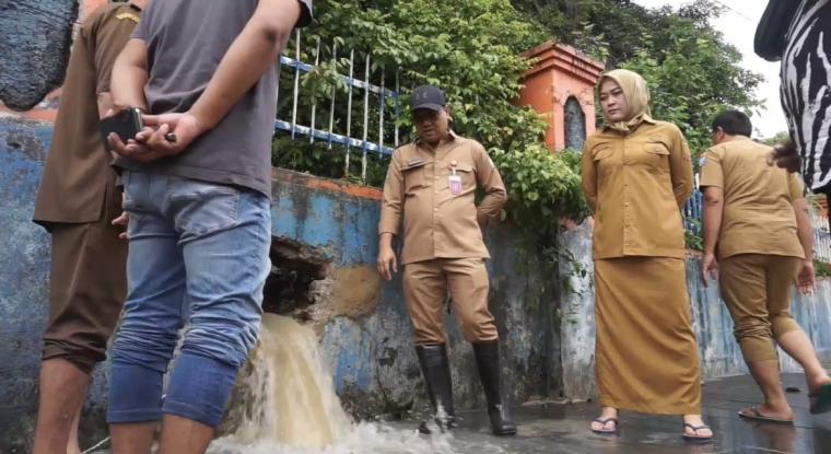 Kepala DPUPR Kota Serang Iwan Sunardi saat meninjau penyebab banjir kawasan Royal.