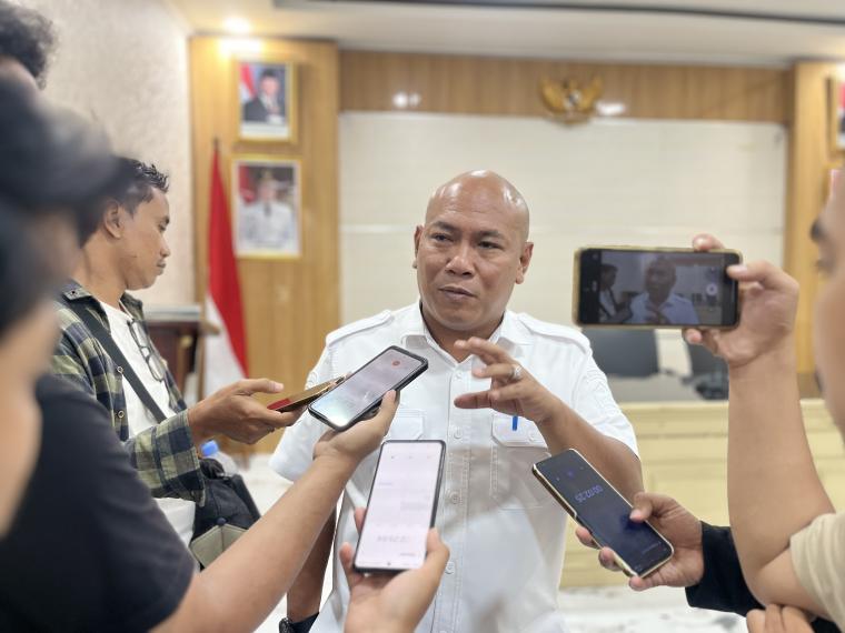 Kepala Disparpora Kota Serang Zeka Bachdi saat diwawancarai.
