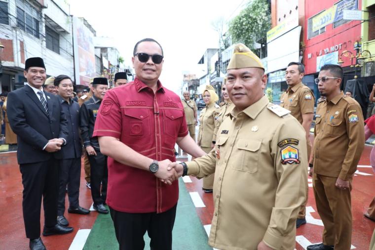 Wali Kota Serang Budi Rustandi bersalaman dengan Kepala Disparpora Kota Serang Zeka Bachdi.