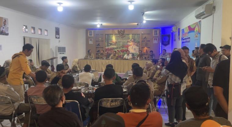 Suasana sosialisasi pengelolaan sampah dari Kota Tangerang Selatan bersama warga Taktakan. (Foto: TitikNOL)