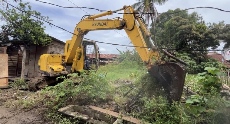 Alat berat saat melakukan normalisasi sungai di wilayah Kroya, Kecamatan Kasemen, Kota Serang. (Foto: TitikNOL)