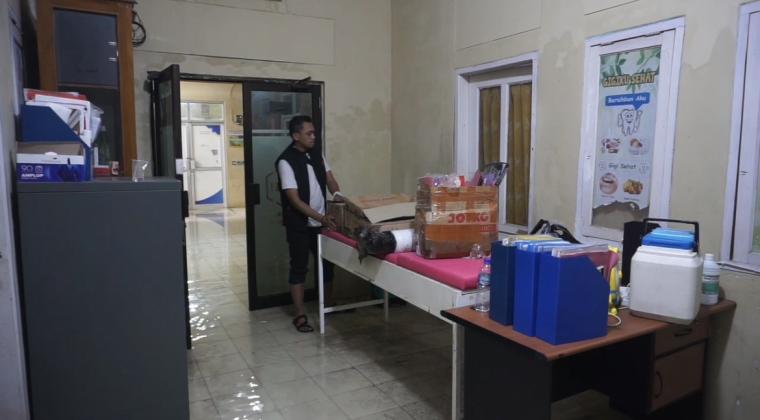 Suasana banjir didalam Puskesmas Kasemen, Kota Serang.