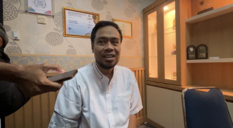Kepala Bidang Mutasi, Promosi, dan Penilaian Kinerja BKPSDM Kota Serang, R. Hudan Muchtadi Saat diwawancarai